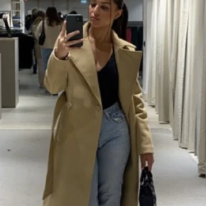 BEIGE KAPPA - Skitsnygg kappa från hm! Den säljs inte denna höst i den här färgen, men den e bokstavligen skit snygg, perfekt längd, säljer pga att jag vill ha en mörkare färg, storlek 34 men går att ha hoodies, tjocktröjor etc under!. Nypris 549kr