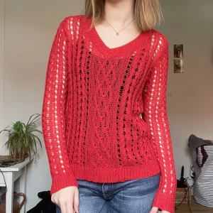 Röd stickad tröja - Röd stickad tröja passar bra nu till höst/vinter. Köpt på sellpy men aldrig använd, väldigt fint skick. 