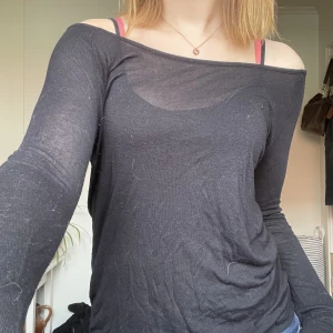 Off shoulder tröja - Cool tunt stickad tröja, gammal från Only. Stor urringning så den faller som en Off shoulder tröja. Dragkedja i ryggen. 