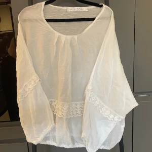 Blus - Sparsamt använd, resår längst ner, fina luftiga armar. Djur finns i hemmet