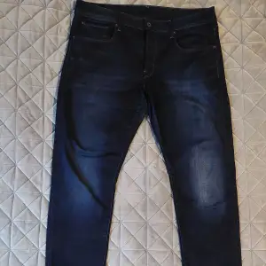 Helt vanliga G-star raw jeans i slim fit. Använd max fem gånger. Inga konstigheter. Nypris: 999 kr  Mitt pris: 299 kr