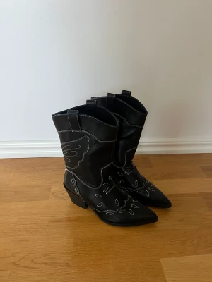 Boots - Säljer dessa sjukt snygga stövlar som aldrig är andvända då de tyvärr inte kommit till användning.