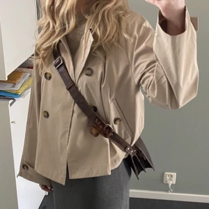 Kort trench kappa från Nelly - Älskar denna jackan! Perfekt till våren! Köpte för ungefär 600kr💕💕