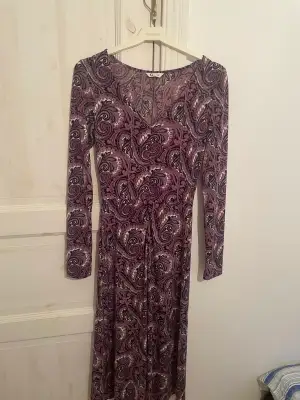 Säljer denna otroligt sköna och fina klänning från cubus som används fåtal gånger, säljer denna klänning då den inte kommer till användning. Klänningen har inga defekter.💕