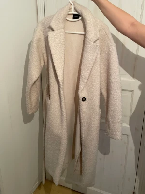 Fin lång kappa - Säljer denna fina kappan från Vero Moda som är hyfsat tjock i materialet, jackan är använd några gånger och jag säljer den pga den inte används. Jackan har inga defekter.💕
