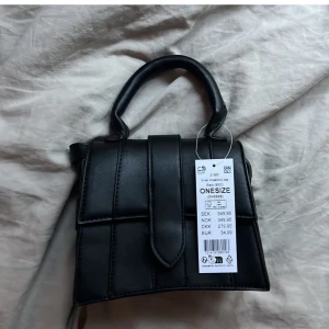 Mini handväska Gina Tricot - Super snygg väska från Gina Tricot som inte går att få tag på. Helt ny med prislapp och allting