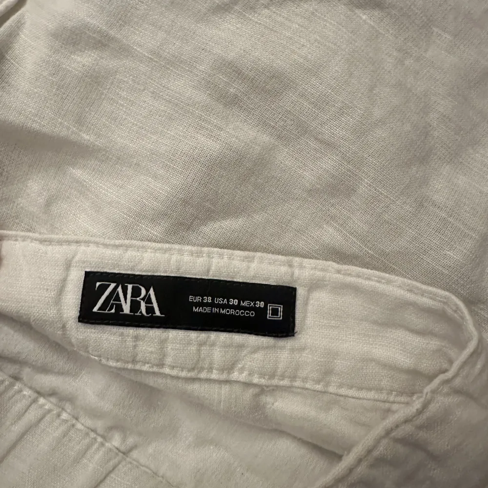 Ett par vita linnebyxor ifrån Zara i storleken 38. Hyfsat bra skick 8/10. Nypris 599 kr!. Jeans & Byxor.