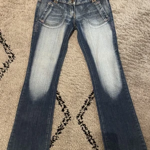 Lågmidjade jeans  - Nu säljer jag mina skit snygga Miss 7 jeans, på grund av att dom är för små. Gylfen strular ibland men inget man ser. Det står att det är storlek 40 men sitter som 38/36. Hör av er vid frågor💕