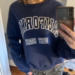 Mörkblå sweatshirt - Jättefint skick! Storlek L men passar mer som S.