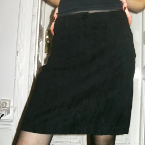 Svart manchesterkjol stl 36 - Svart manchesterkjol, knälängd. Bra skick. Passar de flesta stilar och perfekt till hösten:) Pris kan diskuteras. Köparen står för frakten men kan även mötas upp på Södermalm i Stockholm.