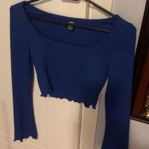 Blå långärmad topp - Säljer denna långärmade topp som kan bli billigare vid snabb affär 💗