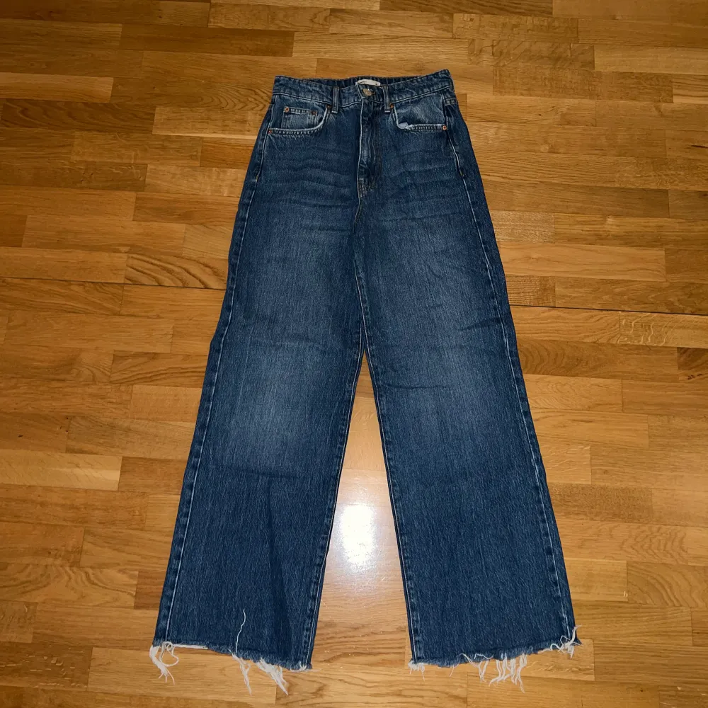 Blå jeans från Gina Tricot i modellen Idun. Avklippta ca 1 cm, använd ett fåtal gånger!. Jeans & Byxor.