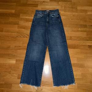 Blå jeans från Gina Tricot i modellen Idun. Avklippta ca 1 cm, använd ett fåtal gånger!