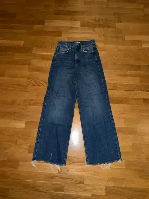 Blå jeans från Gina Tricot i modellen Idun. Avklippta ca 1 cm, använd ett fåtal gånger!