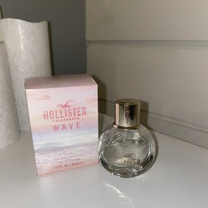 Hollister wave for Her  - Säljer denna parfymen då den inte kommer till användning💗Lite använd, kan se på bilden hur mycket som är kvar