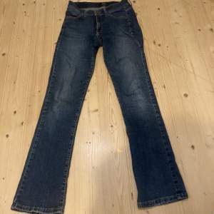 Supersnygga Bootcut/flare lågmidjade jeans. Priset går att diskutera. Waist 27 (small)