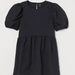 Kort svart klänning med lite puffärmar, tightare i ”överdelen” sen är den lite mer ”puffig” men inte så puffig i underdelen. Lite tunnare i materialet. 