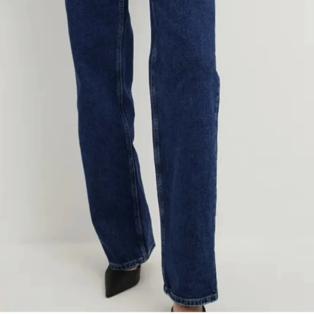 Raka blå midwaist jeans från Na-kd (lånade bilder). Passar storlek 36/36 och är i superbra skick, nästan som nya. (Nakd lappen på bakfickan borttagen). Ordinarie pris 549, mitt pris 280.. Jeans & Byxor.