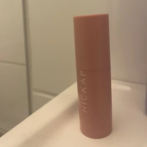 Blush stick från HICKAP  - Säljer nu mitt Blish stick i färg ”Vintage rose ” från hickap då det inte riktigt var min färg. Endast testad fåtal gånger. Säljer för 200 inkl frakt!