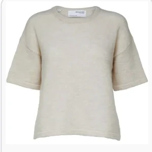 Kortärmad stickad tröja  - En jättefin kortärmad stickad tröja ifrån selected femme! 