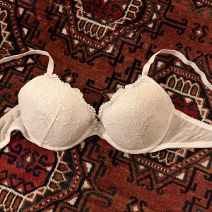 Vit spets-bh 75B - Jättesöt vit spets-bh från H&M med bygel och push-up. Väl använd men i bra skick. Skriv för mått. Priset kan diskuteras. Köparen står för frakten men kan även mötas upp på Södermalm i Stockholm. 