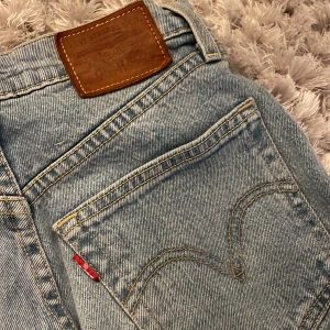 Levis jeans - Säljer mina snygga Levis jeans pga försmå. Andvända ett fåtal gånger och har inga slitningar. Modell: Ribcage straight. Kontakta om du har frågor. 💫🪐
