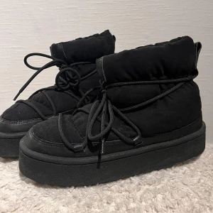 Vinterskor  - Inuikii inspirerade vinterskor, supervarma och mysiga. Köpta från h&m är i utmärkt skick då de endast används 1 gång 