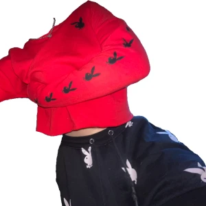Röd Playboy Tröja ❤️🐰 - Playboy X FBs tröja, säljer då jag har liknande kläder från Playboy och denna blir drf tyvärr aldrig använd 🐰❤️ Skriv gärna innan ni trycker på Köp Nu för mer info!!❣️❣️Finns lite skavanker som ej syns på dessa bilderna som jag vill skicka närmare bild på innan försäljning 