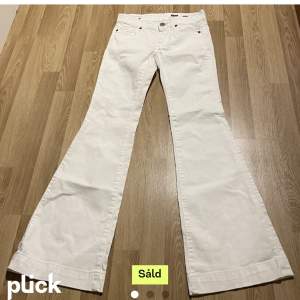 Superfina vita lågmidjade jeans i modellen Flare Teena (stretchiga)  från replay. Köpte de på plick och använt en gång, då de inte kommer till någon användning. Låga i modellen och perfekta byxan med vidgade ben. Innerben 82cm midjemått 34 rakt över. 