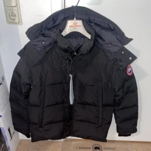 Canada Goose wydham  - Canada Goose wydham parka till salu!  -Fushion fit  -Storlek M -Skick: 10/10 (oanvänd)  Hör av er ifall ni vill ha fler bilder eller har funderingar. 