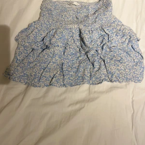 Minikjol blommig  - Kontakta mig om ni har frågor! Köpare står för frakten!