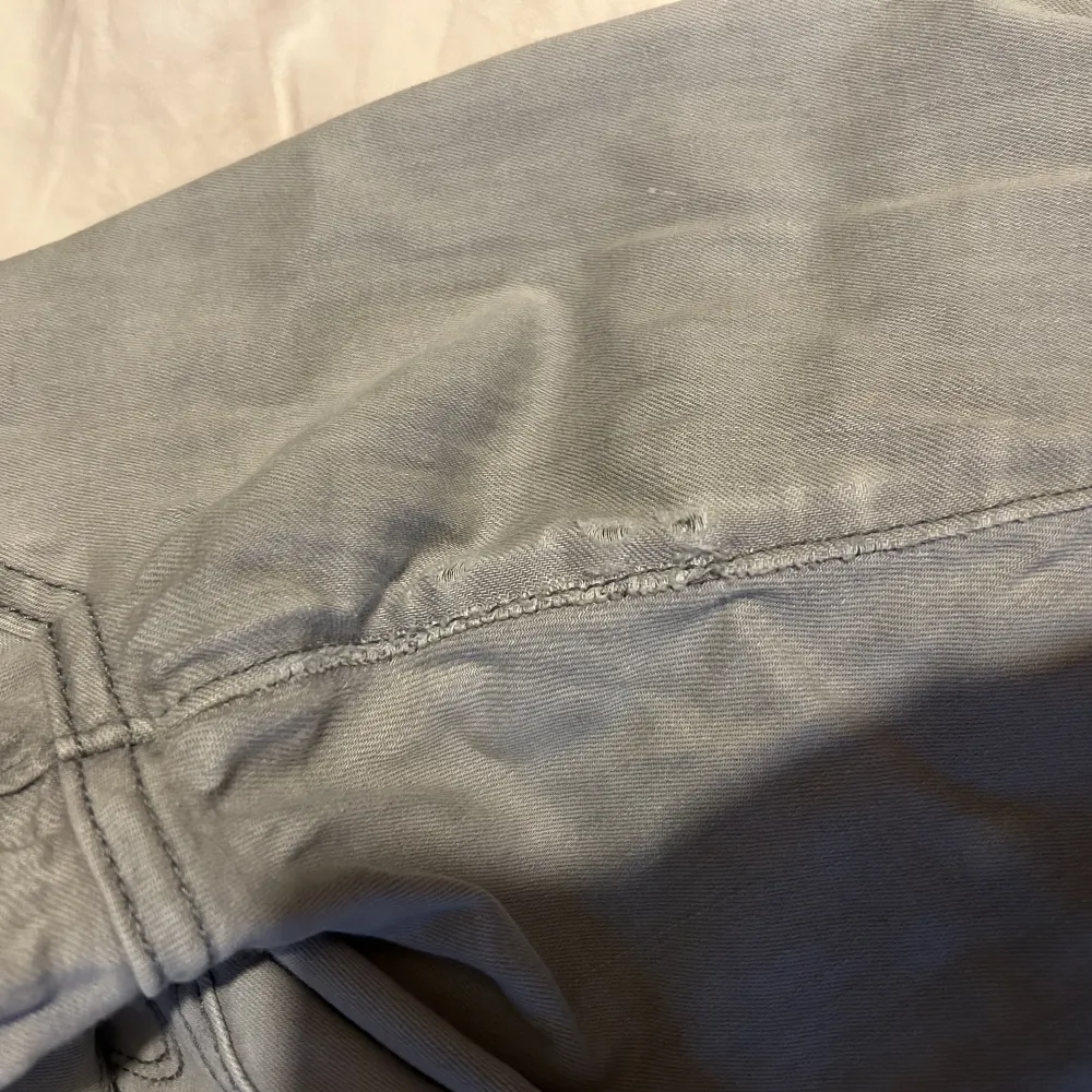 Säljer dessa jeans från Ltb storlek Waist:29 Length:32  De har defekter med mindre slitningar och hål på insida lår, inget som syns när man har på sig de och går nog enkelt att laga med nål o tråd. Jeans & Byxor.