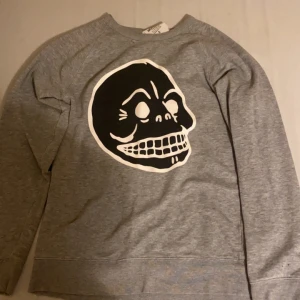 Sweatshirt  - Den är verkligen jätte skön, materialet är super Nice 