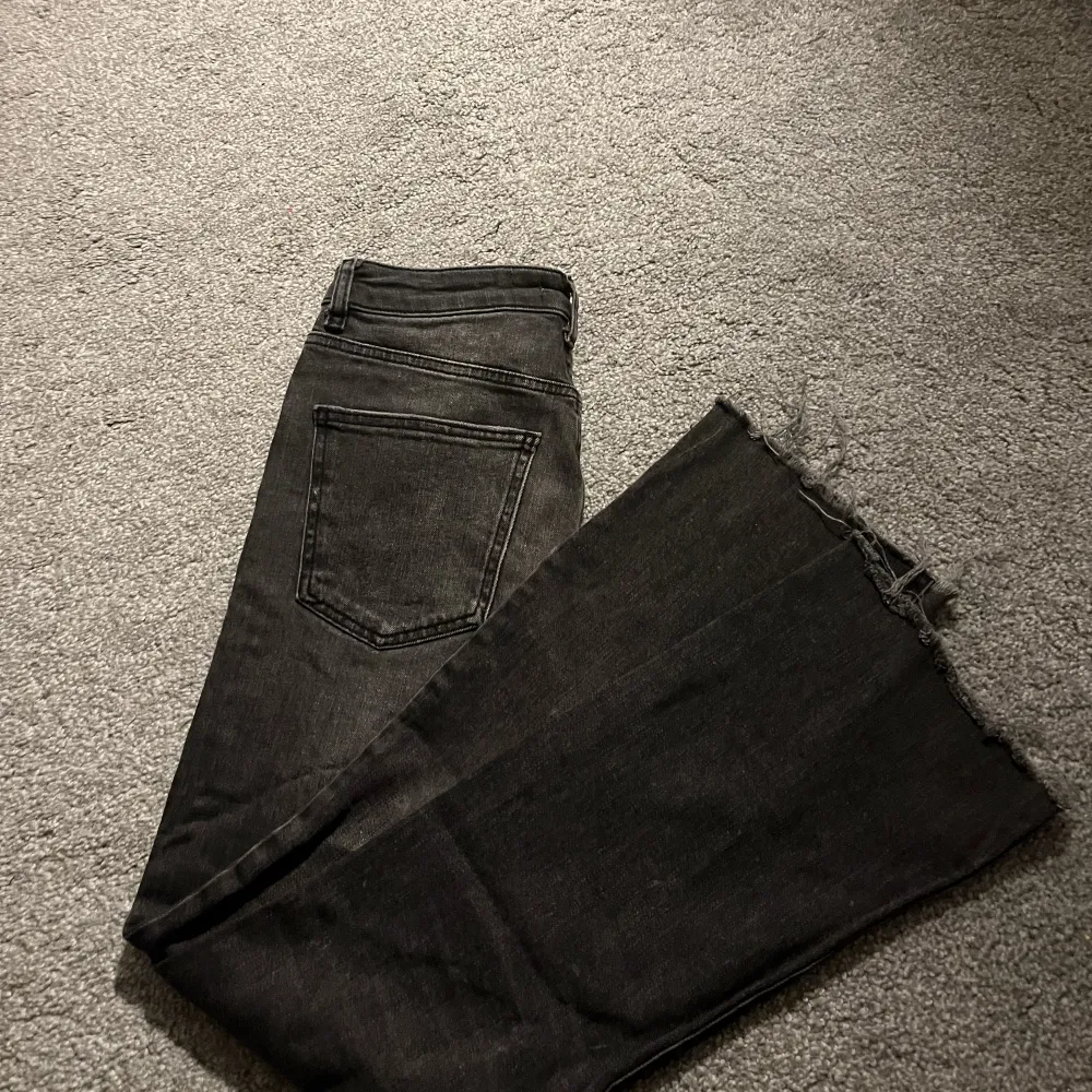 Ett par fina raka jeans från Gina tricot i en uttvättad svart färg. Hör av er för fler bilder! . Jeans & Byxor.