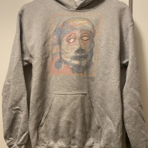 Grå hoodie med Tryck - Säljer en grå hoodie med tryck, osäker på märke 🩶