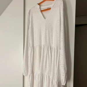 Vit studentklänning - Säljer denna helt oanvända klänning i stl S från Vila med prislapp kvar. Köpt för 500kr. 