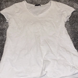 Linne t-shirt - En super fin linne t-shirt. Tajt upp till sen pösig ner till. ( kan vara lite genomskinlig då de är typ som linne material även tunn. ) 