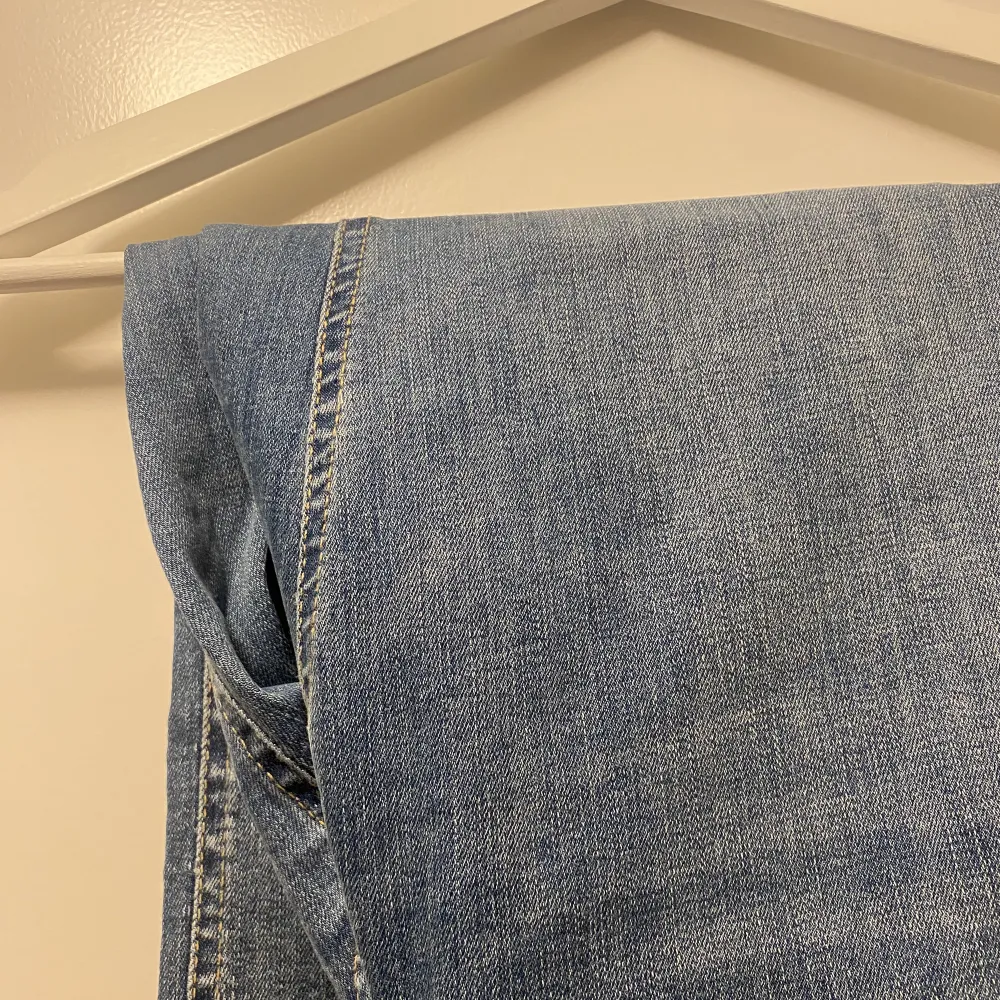 Ljusblåa jeans ifrån zara som är använda fåtal gånger så i väldigt bra skick. Säljer då jag tycker de är lite för korta för mej. Skriv privat för fler bilder 🩵🩵. Jeans & Byxor.