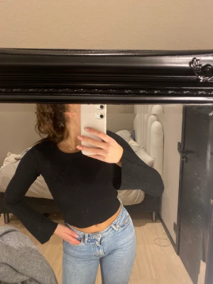 Glittrig tröja - Så snygg glittrig snygg festtopp!! Säljer då den inte kommer till användning. Endast använd 1 gång så väldigt bra skick!! Super skön o skit snygg inför nyår/middag/fest. Storlek XS o skulle säga normal i storleken