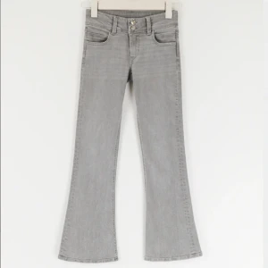 Grå lågmidjade jeans  - Gina Young; grå lågmidjade jeans! Så fina jeans som inte används då jag har flera liknande. Endast använda två gånger. Storlek 158/164 men passar mig som är XS/S. Jag är 170.   