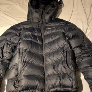 Peak performance  - Säljer min peak performance frost down vinterjacka då jag har köpt en ny. Köpt för en vinter sen för 4199kr. Den är i väldigt bra skick Inge hål eller liknande. Pris kan diskuteras vid snabb affär