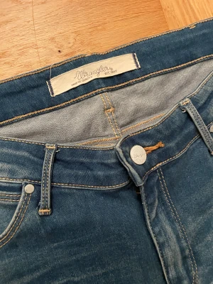 Wrangler jeans modell Catrin - Supersköna och snygga stretchiga Wranglerjeans, bootcut, ganska låg midja. Stl 33/34. Midja 45cm tvärsöver, längd innerben 85 cm. 