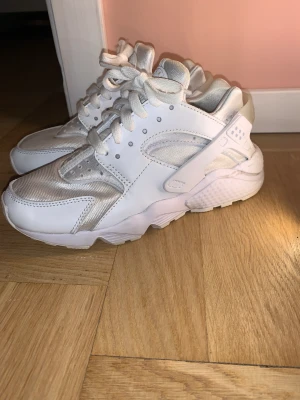 Nike Huarache - Dem ser vitare ut i verkligheten de är bara fett dåligt ljus men skriv annars för bättre bilder, dem är tvättade i tvättmaskin och säljer dem pga att ja beställde dem second hand men dem är för små.