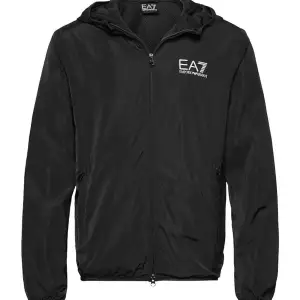 Tjena säljer en EA7 jacka Storlek M, det är något problem med jackan så den går inte att öppna helt därför får man sätta på sig den som en hoodie annars i väldigt fint skick