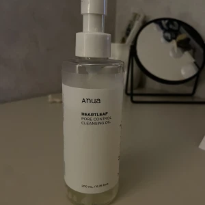 Skincare   - En pil cleanser den är jättepopulär på tiktok. Köpte denna ifrån YesStyle men den gör inget speciellt för min hy men inget dåligt heller😊 den tar bort vattenfast smink och vanligt smink såååååå bra rekommenderar för alla❤️❤️