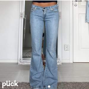 De perfekta lågmidjade jeansen från Levis! Modell 529, säljer de de tyvärr inte passade mig. Lånade bilder från förra ägaren💓