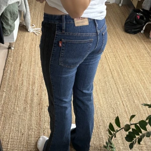 Bootcut jeans secondhand  - Så snygga och unika jeans köpta secondhand! Står strl L i men passar mig som vanligtvis är en 36/S. Jag är 1,70. Köparen står för frakt. 💕