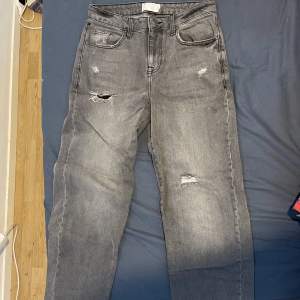 Gråa baggy jeans från Asos. Knappt använda. Nypris ca 350kr  71cm i midjan  76cm i längd