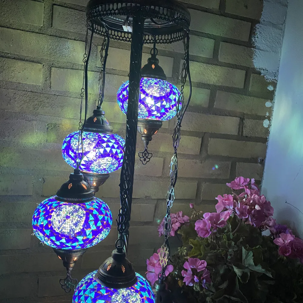 En jätte fin blå Otantik lampa. Den är från Turkiet och rekommenderar att mötas om du vill köpa, så att den inte går i sönder vid leveransen. . Accessoarer.
