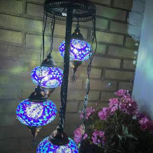 En jätte fin blå Otantik lampa. Den är från Turkiet och rekommenderar att mötas om du vill köpa, så att den inte går i sönder vid leveransen. 